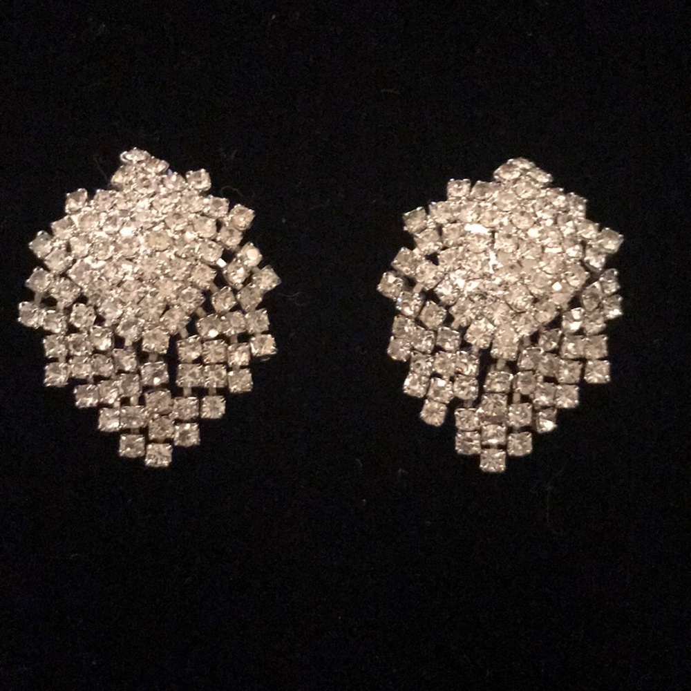Beautiful vintage rhinestone clip-on earrings.